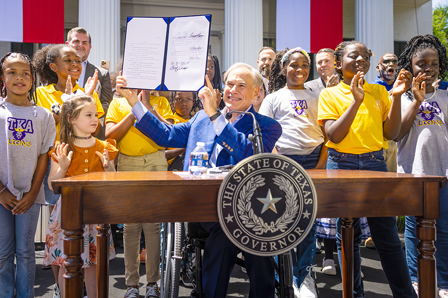 Governor signs school voucher bill