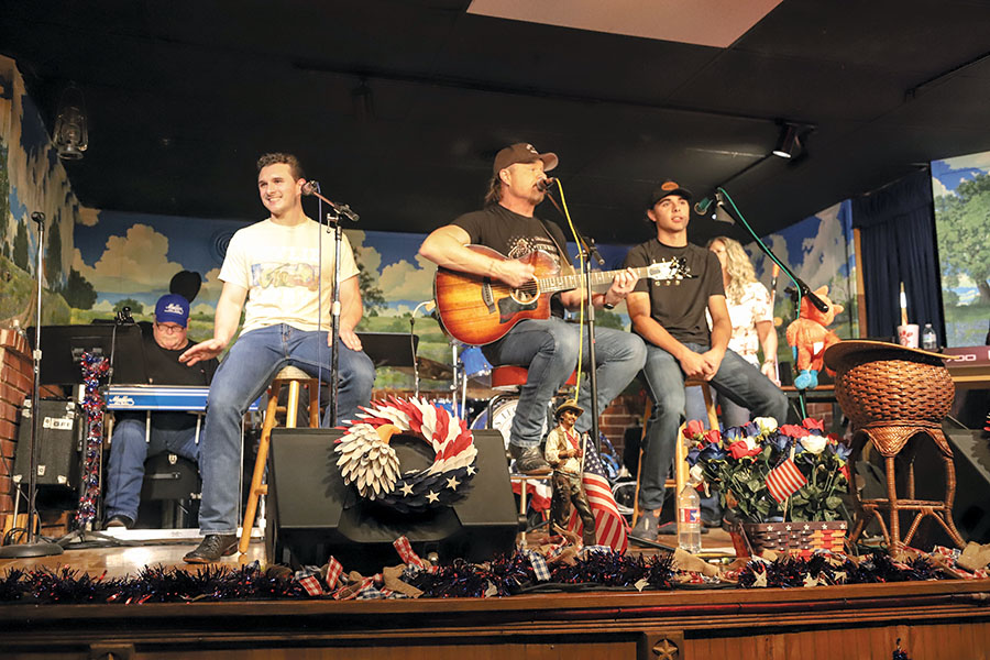 Branson headliner, sons perform at Wylie Opry